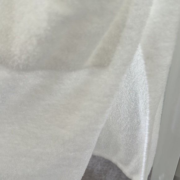 Southern shirt super soft robe, so cuddly, white, smoke free home. - Picture 6 of 7